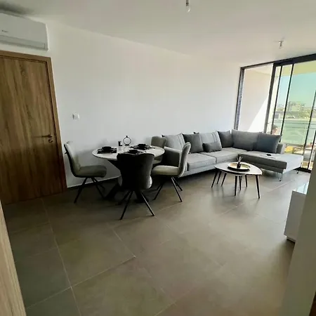 Modern Designer لارنكا
