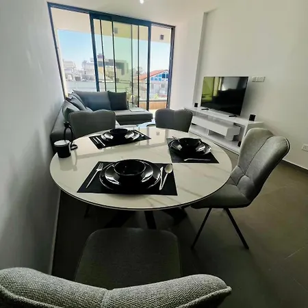 شقة Modern Designer لارنكا